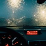 Het belang van rijlessen in het donker en bij slecht weer